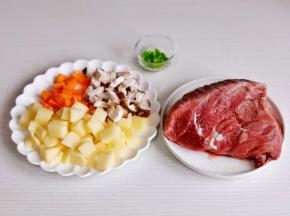 准备食材，土豆，胡萝卜去皮切小块，香菇去跟洗净切丁。