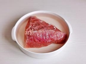 牛肉一定要把血水泡出，这样做出来的牛肉不腥不腻，可以多次换水。