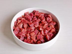 牛肉切小块。