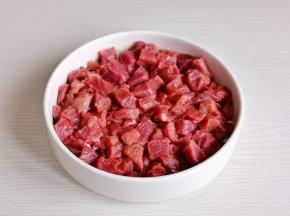 牛肉切小块。