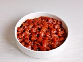 加入1勺料酒，1勺蚝油，半勺老抽抓拌均匀腌制15分钟。