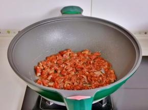 起油锅，倒入腌制好的牛肉翻炒变色盛出，炒出来的汤汁倒掉。