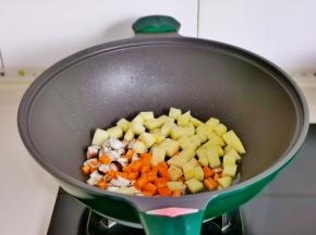 另起油锅加入蔬菜丁翻炒。