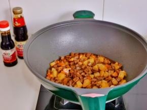 加入1勺蚝油，半勺红烧酱油翻炒2分钟。