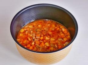 将牛肉蔬菜大米拌均匀，启动焖饭功能即可。