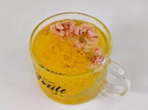 所有食材放入杯中，加入开水即可饮用。