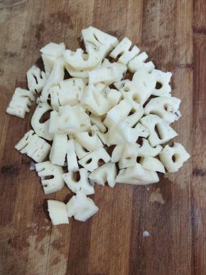 藕去皮洗净，切成小块备用！