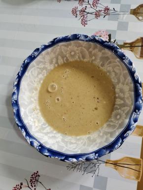 1个鸡蛋加半勺胡椒粉，一勺食用油，4勺玉米淀粉搅拌均匀！