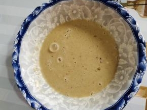 1个鸡蛋加半勺胡椒粉，一勺食用油，4勺玉米淀粉搅拌均匀！
