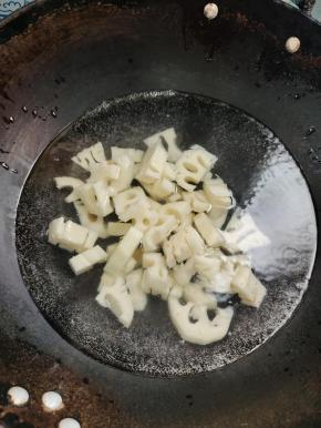 水烧开，放入一勺白醋，放入藕进去焯水至断生！