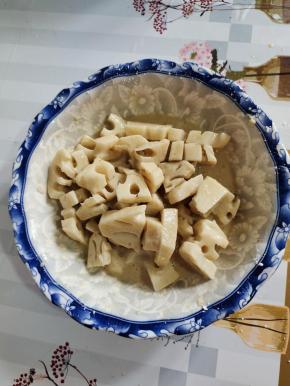 倒入藕块，均匀的裹上面糊！