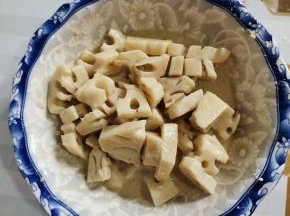倒入藕块，均匀的裹上面糊！