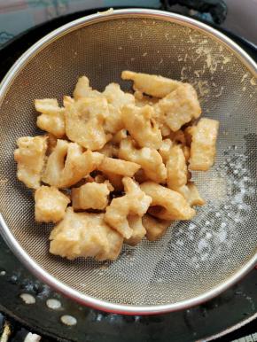 炸至金黄色捞出！（根据自己的喜好，可以复炸一遍，表皮更酥脆！）