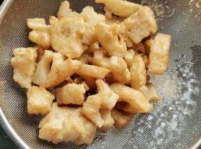 炸至金黄色捞出！（根据自己的喜好，可以复炸一遍，表皮更酥脆！）