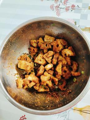 放入适量的烧烤料和葱花翻拌均匀即可食用！