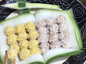 黄小米也一样裹住肉末，两种丸子分别摆入书本的两面