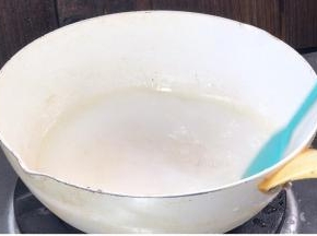 起锅烧油，放入淀粉水勾玻璃芡汁