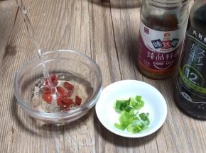 备好葱花，枸杞洗净，沥水备用