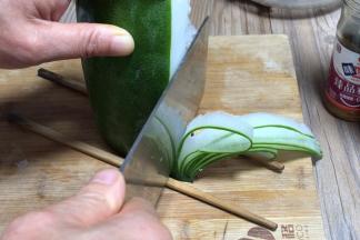 取冬瓜块，立在两只筷子中间，切成连体的薄片，一体十片切两体