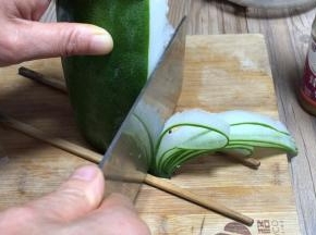 取冬瓜块，立在两只筷子中间，切成连体的薄片，一体十片切两体