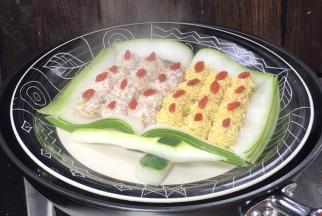 再将枸杞点缀在每个丸子上面，放入开水锅中，蒸15分钟左右