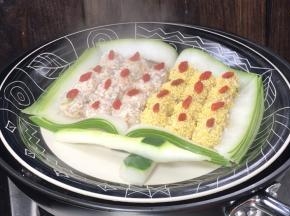 再将枸杞点缀在每个丸子上面，放入开水锅中，蒸15分钟左右