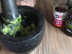 葱姜蒜放入石臼中，揣成泥