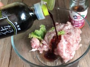 放入肉末中，加入料酒和轻盐酱油 ，搅拌均匀