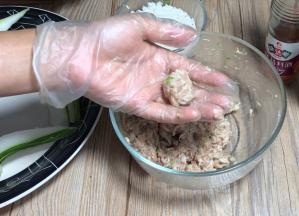 腌制好的肉末，揪一团滚圆