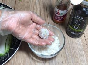 裹满糯米，滚成丸子