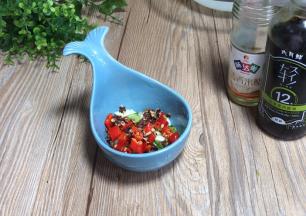 装入味碟中，加入红椒和花椒粒