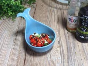 装入味碟中，加入红椒和花椒粒