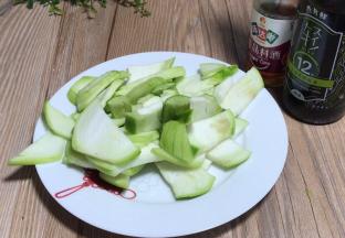 丝瓜去皮，洗净后切成片备用