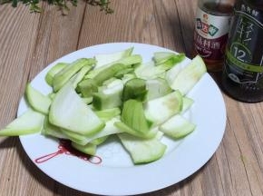 丝瓜去皮，洗净后切成片备用