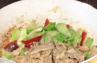 加入瘦肉，翻炒均匀至入味