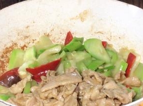 加入瘦肉，翻炒均匀至入味