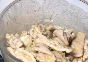 炒至变色即断生，捞出备用