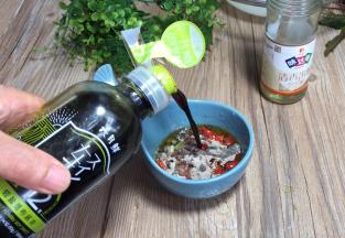 加入所有的调料，拌匀备用