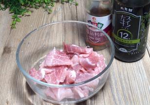 瘦肉洗净后切成薄片，装入容器中