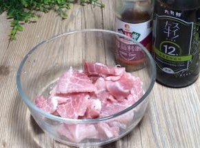 瘦肉洗净后切成薄片，装入容器中