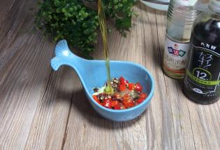 起锅烧油至八成热，倒入味碟中爆香