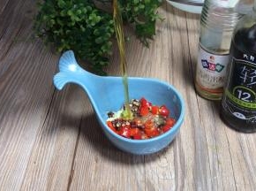 起锅烧油至八成热，倒入味碟中爆香