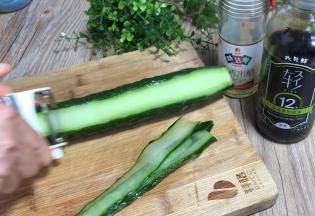 黄瓜洗净去蒂，用削皮刀刨成薄片