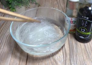 粉丝用沸水冲泡，焖15分钟