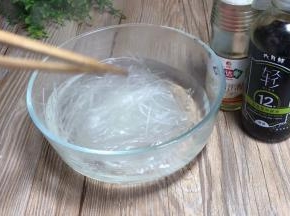 粉丝用沸水冲泡，焖15分钟