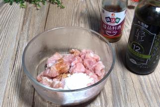 加入料酒和轻盐酱油，加入淀粉，搅拌均匀腌制备用