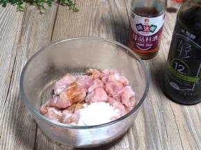 加入料酒和轻盐酱油，加入淀粉，搅拌均匀腌制备用