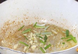 就着油锅，放入葱姜蒜炒香