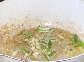 就着油锅，放入葱姜蒜炒香