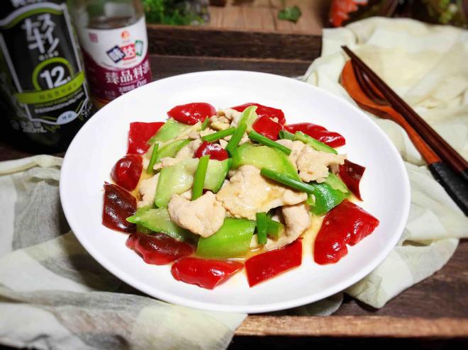 红椒丝瓜炒肉片